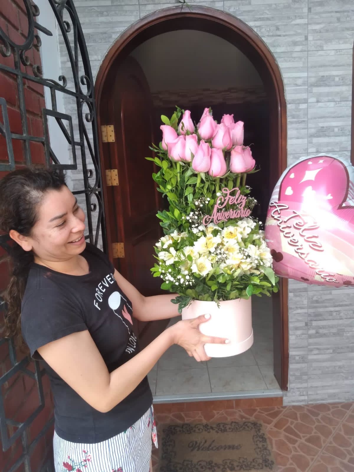 Sombrerera Elegance con Rosas Rosadas y Blancas